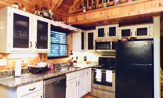 Sevierville Cabin | Unwind and enjoy the Great Smoky Mountains in Style!