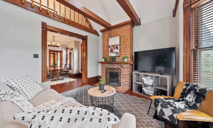 Victorian Village Condo | Unwind and relax in this idyllic Short North hangout.