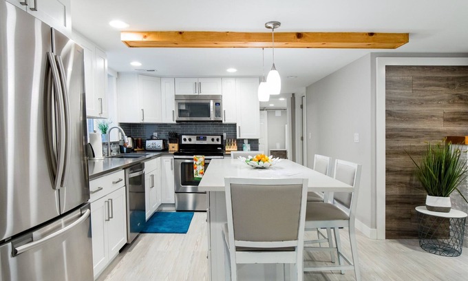 Kirkland Apartment | Unwind at a Modern Kirkland Suite