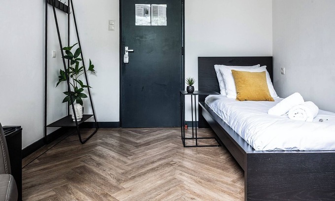Tilburg Apartment | Unwind in a contemporary, newly renovated single room, conveniently located in central Tilburg