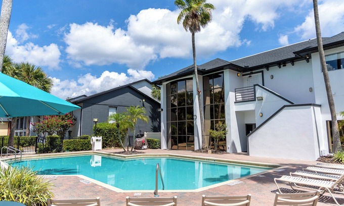 Florida Central Atlantic Coast Hotel | Unwind in a Modern 3BR Suite for 10 Guests – Perfect for Orlando Escapes