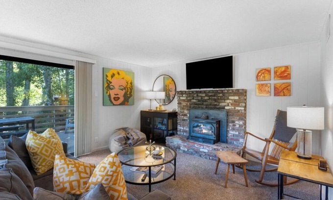 Olympic Valley House | Unwind in the ultimate mountain setting! And just nine minutes to the Lake!