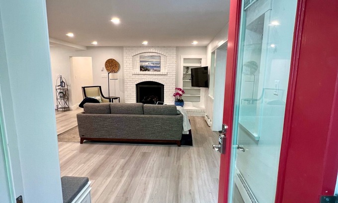 Regional District of Nanaimo Apartment | UNWIND Q.B. New Deluxe 950 sq ft 1 Bedroom-Separate Entrance