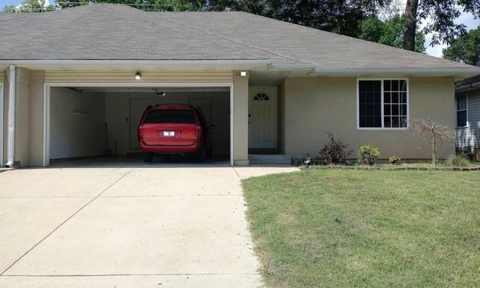 Springfield House | Updated 2 BR/2BA in family friendly neighborhood with extras
