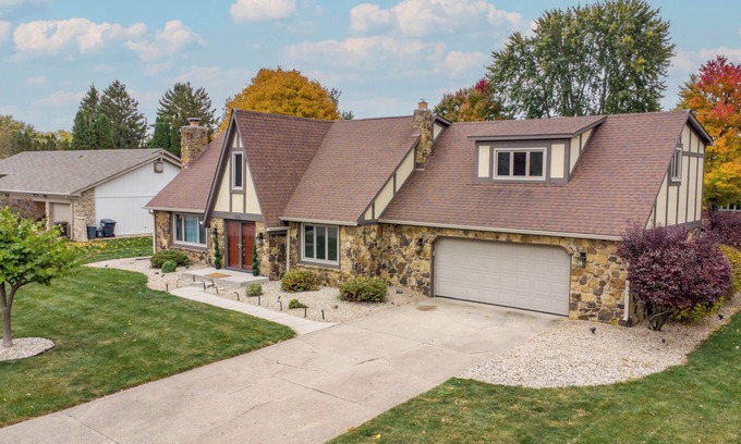 Greenwood House | Updated 4 BR Home, Pool, Hot Tub, Game Room