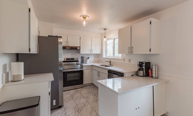 Oak Creek House | Updated 4beds/2baths Cozy House