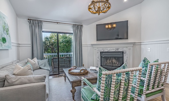 Southport Condo | Updated condo with balcony view of the golf course! Community Pool