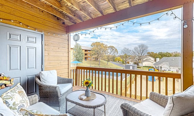 Table Rock Condo | Updated condo with covered balcony, on-site pools, golf, tennis, & grills