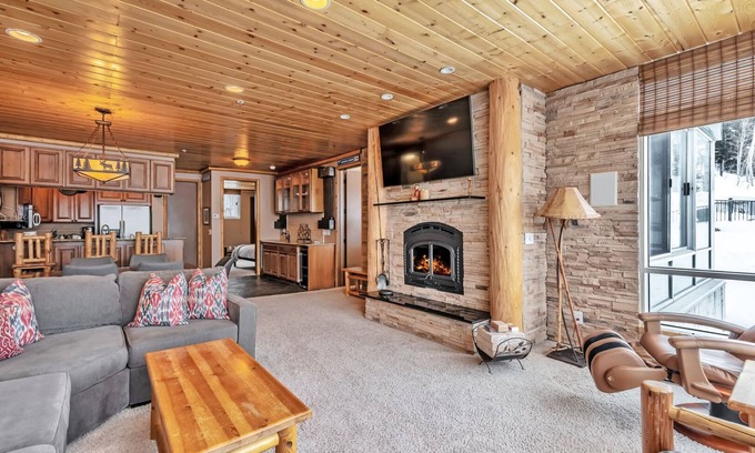 Salt Lake Mountain Resorts Condo | Updated Condominium with Fireplace, Wine Fridge and Granite Countertops