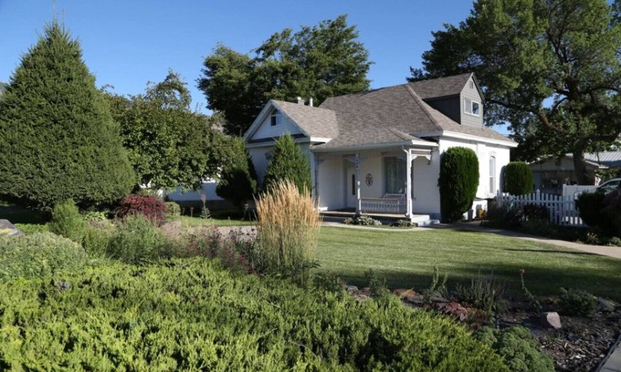 Logan House | Updated Cottage Sleeps 8 Close to Logan