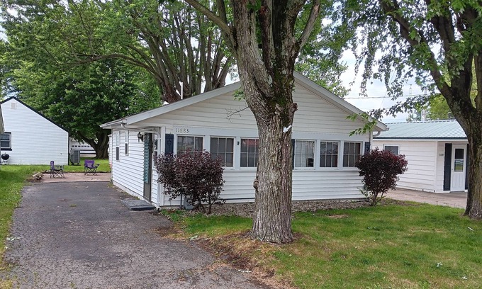 Lakeview Cottage | Updated fishing cottage a stones throw from Blackhawk Marina and Oldfield Beach.