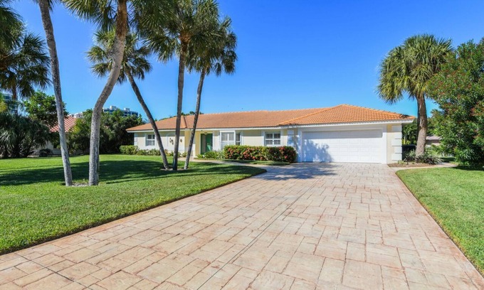 Longboat Key House | UPDATED GORGEOUS CANAL SOUTH END LBK PROPERTY WALK TO BEACH SHOPPING CLOSE BY