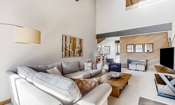 Sunriver Condo | Updated home golf course view, pool, & tennis - wood fireplace, grill, and deck