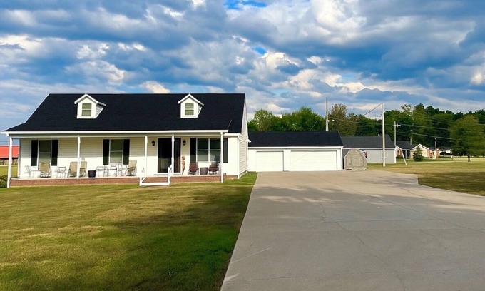 Benton House | Updated home, huge driveway. Clean, comfy & convenient! Minutes from KY Lake