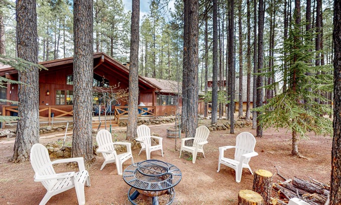 Pinetop House | Updated Large Cabin with Golf Course views, a Private Hot Tub & Game Room