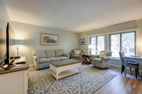 Harbour Town House | Updated Luxury King Bed Queen Fold Out Couch Beach Gear & Bike Rentals Included