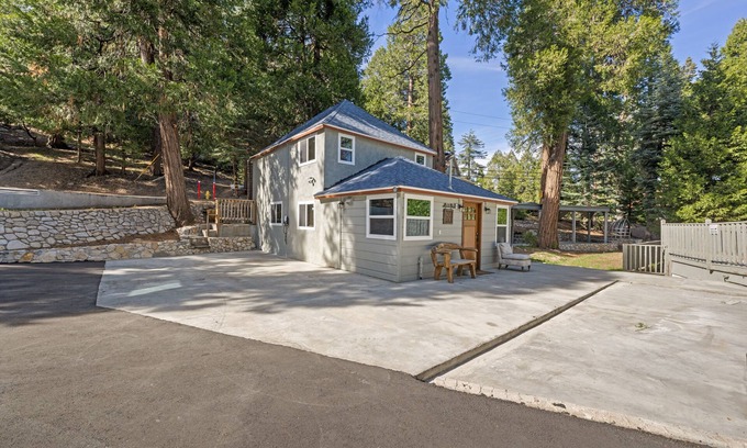 Lake Arrowhead Cabin | Updated Romantic Cabin close to Lake and shoppings Tesla Charger & huge parking