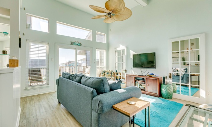 Galveston House | Updated Townhouse w/2 Decks & Gulf Views - 1 Block to Beach