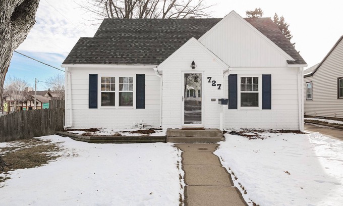 Sioux Falls House | Updated vintage style cottage near McKennan Park & next to Avera