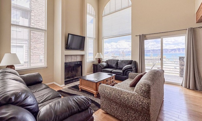 Harbor Village Villa | Updated Yacht Drive Town Home 952 # 1 (Free Wi-Fi)