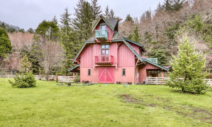 Berry Glenn Apartment | Upgraded two-story loft with mountain views and gas fireplace