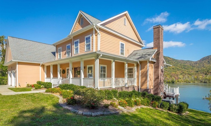 Chattanooga House | Upper and Lower Cove | Large Main Home on the Tennessee River! | 4 Bed, 3.5 Bath