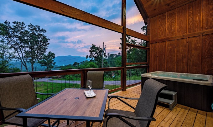 Gatlinburg Cabin | Upscale cabin w/Mountain Views & fireworks viewing from Hot Tub, Free Passes