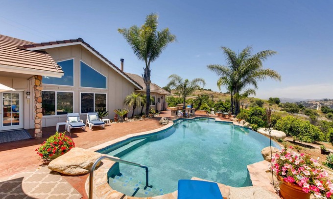 Valley Center House | UPSCALE COUNTRY POOL HOME WITH PRIVATE EXPANSIVE VIEWS