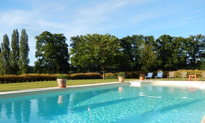 Tuffe Val de la Cheronne Cottage | Upscale cottage in Sarthe, swimming pool, ("5 Epis" Gîtes de France) 8 people