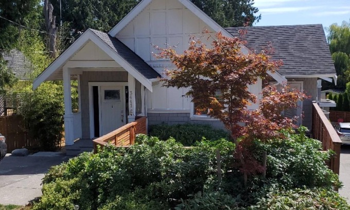 Saanich East House | Upscale Home, Backyard Haven - pet friendly - 10 Minutes to Downtown.