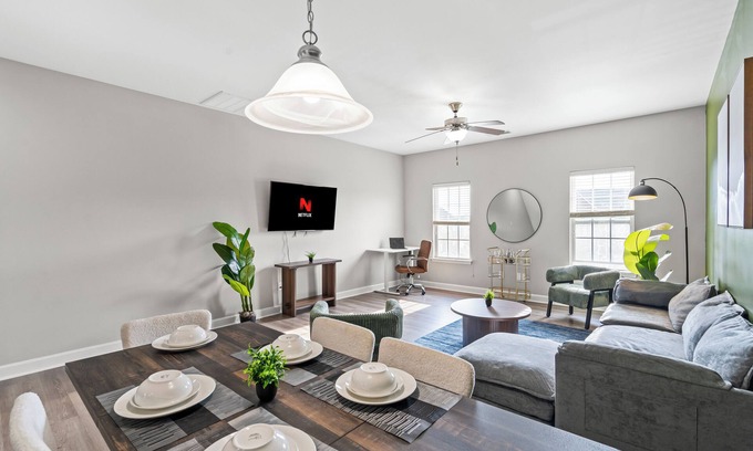 Pineville House | Upscale King 3BR Townhouse in Pineville