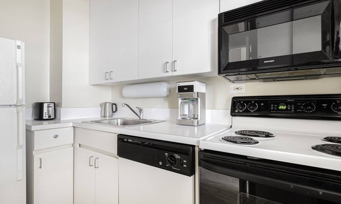 Lake View East Apartment | Upscale Lakeview Studio w/ Rooftop Pool near Wrigley Field, by Blueground