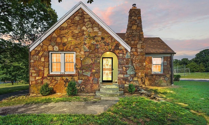 Springfield House | Upscale Mid-Century Charmer! 3-bdrm house w/AC and fitness room in Springfield