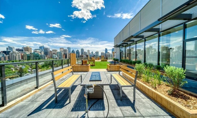 Sunnyside Condo | Upscale Street Art 1 BD 1 BA in heat of Kensington