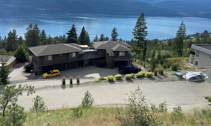 Central Okanagan House | UPSCALE Stunning Lakeview Romantic suite, Lake Country, BC