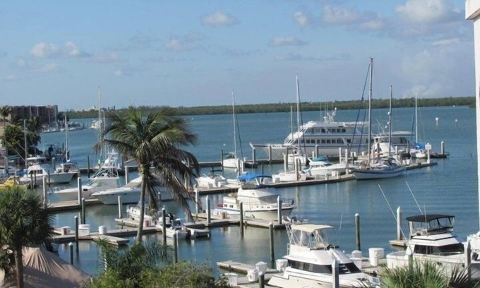 Marco Island Condo | UPSCALE-TOP FLOOR-MARINA VIEW.
