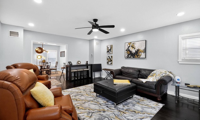 South Central Houston House | Upscale Urban | Near Downtown & Museum District