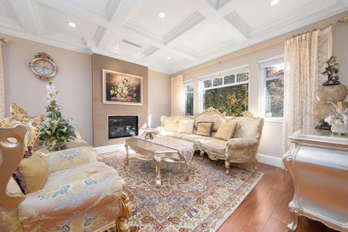 Kerrisdale Villa | Upscale Villa in quiet street with grand family living space and luxury bedrooms