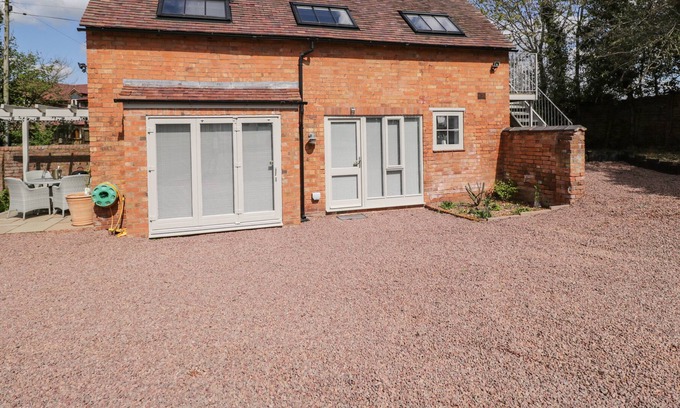 Callow End Cottage | UPSIDE DOWN HOUSE, family friendly, with a garden in Callow End
