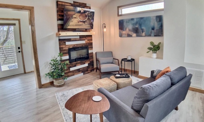 Eureka Springs Historic District Apartment | Upstairs Studio for two, King Sleep Number Bed