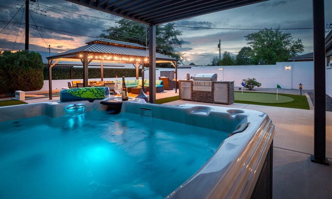 Northeast Heights House | Uptown Area! Putting Green-BBQ-Hot Tub-Game Room