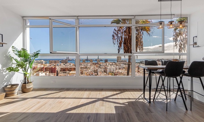 Las Palmas de Gran Canaria House | Urban Elegance View Suite Pool