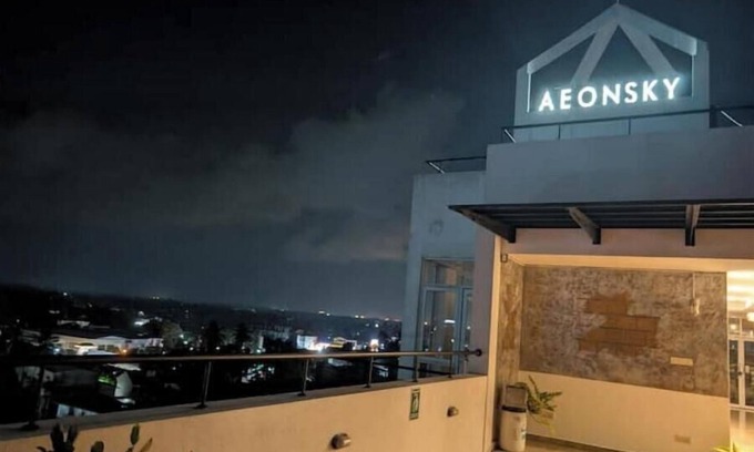 Negombo Apartment | Urban 3BR Apt Hi-Speed Wi-Fi Roof Top Pool & Gym