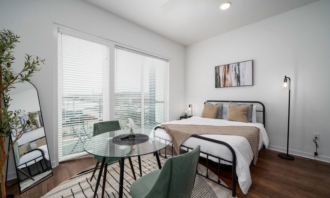 Avondale Apartment | Urban Comfort: Studio Getaway w/Private Balconyn