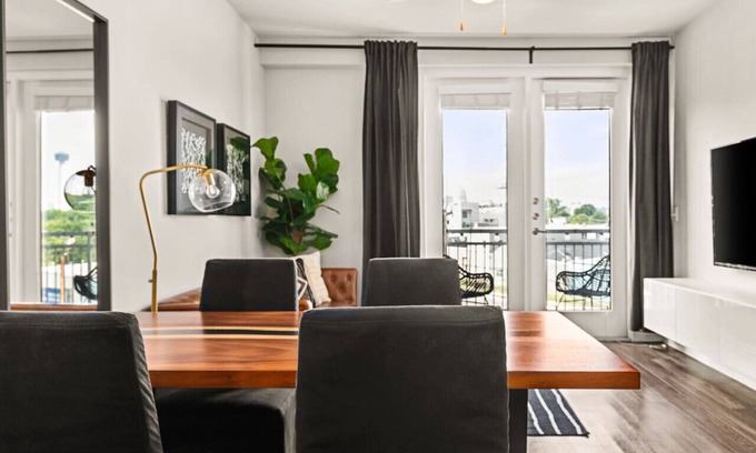Arsenal Apartment | Urban Connect Skyline View 1BR River-walk Pool
