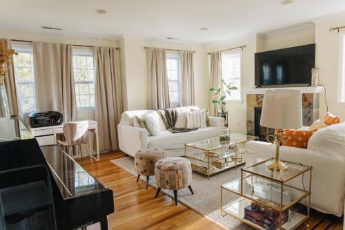 Stamford Villa | Urban Downtown Stamford Home 45 min to NYC with Garage And Yard