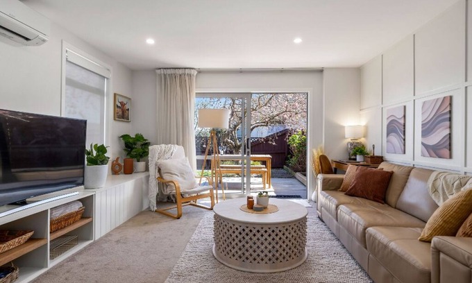 Linwood House | Urban Escape: Central, Cosy, Romantic + Free Parking