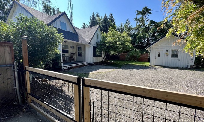 Vancouver House | Urban Farmhouse; Remodeled, Fenced, Pet Friendly