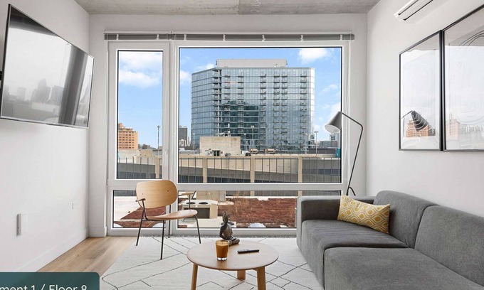 River North Apartment | Urban Group Escape + Ideal for Gatherings