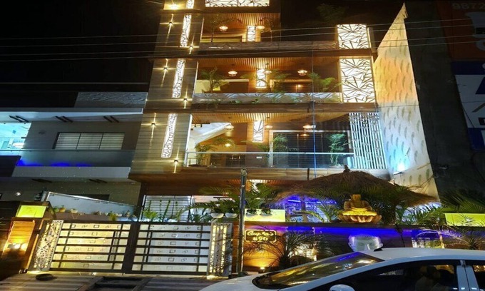 Zirakpur House | Urban homestay 8bhk individual rooms-swimming pool, projector,table tennis